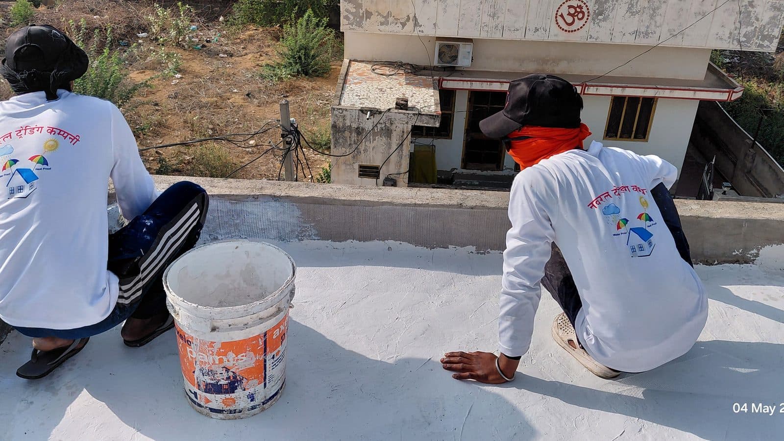 छत पर काम करती हमारी टीम